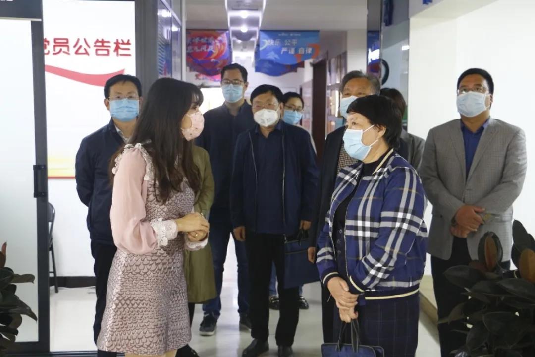 市人大財(cái)經(jīng)委員會(huì)副主任委員、市人大常委會(huì)財(cái)經(jīng)工委主任 衛(wèi)華平一行蒞臨洛陽(yáng)青峰進(jìn)行復(fù)工復(fù)產(chǎn)情況工作指導(dǎo)！